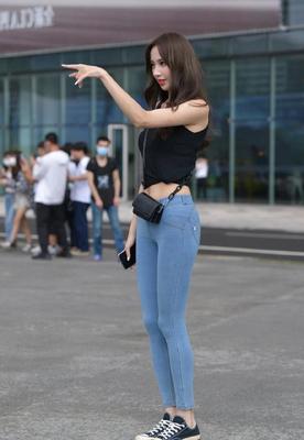 露脐装搭配高腰裤，展现完美身材比例的时尚搭配